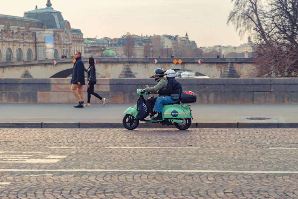 Paris vespa