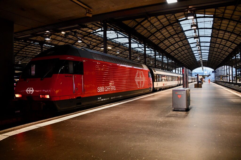 tåg på station i schweiz